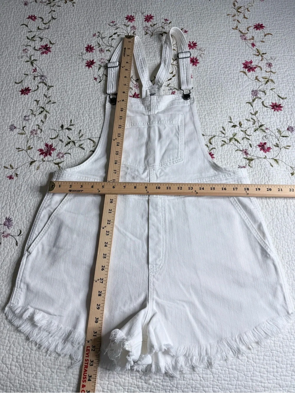 Aerie Women’s Overall shorts white large fit distressed hem